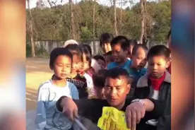 这个“接地气”的小学校长火了！69条短视频让人感动流泪视频封面