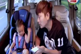 爸爸回来了：甜馨听《小苹果》手舞足蹈！回顾小天后成名路！视频封面