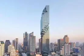 泰国第一高楼：白天被吐槽为烂尾工程，晚上美不胜收！图片
