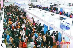 今年北京高校毕业生就业率96% 这四行业吸纳人数最多图片