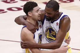 KD转发克莱训练视频：第一投的时候大脚趾踩线了图片