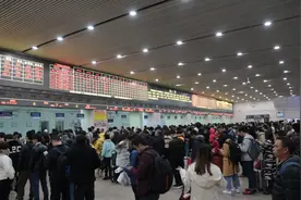 湖南大雪致多辆列车停运，广州南站退票处排起长龙，大量旅客滞留视频封面