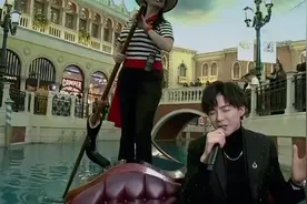 江苏卫视跨年：摩登兄弟刘宇宁场外坐船上演唱抖音热曲《说爱你》