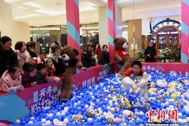重庆一商场上演真人抓娃娃游乐体验 吸引小朋友眼球图片