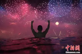 巴西燃放焰火迎新年 游客水中观看烟花表演图片