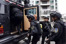 邵阳7名猎豹突击队员携带武器紧急出动，男子自称疑被“挟持”图片