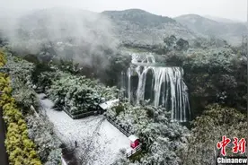 航拍雪后黄果树大瀑布 银装素裹分外妖娆图片