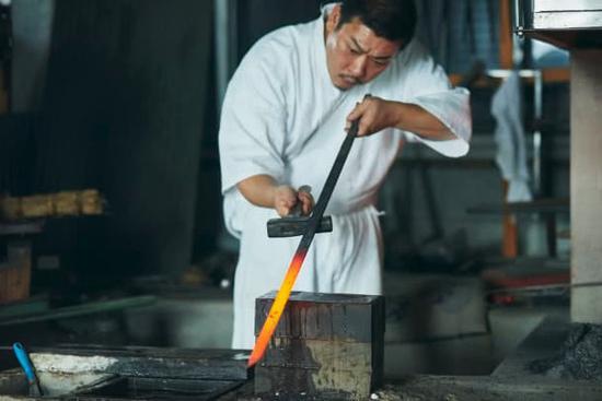 揭秘日本传统武士刀工艺：一年才做一把还卖不出去
