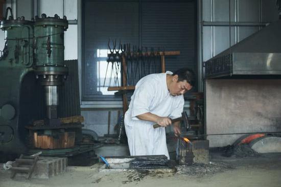 揭秘日本传统武士刀工艺：一年才做一把还卖不出去