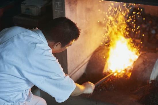 揭秘日本传统武士刀工艺：一年才做一把还卖不出去