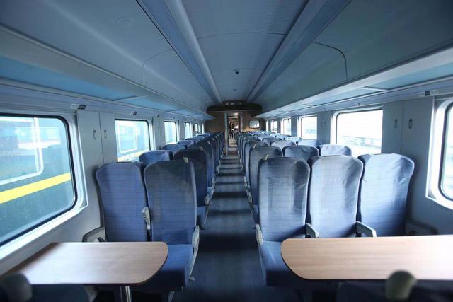 “绿巨人”复兴号开跑京沪线 将逐步替代普速“绿皮车”