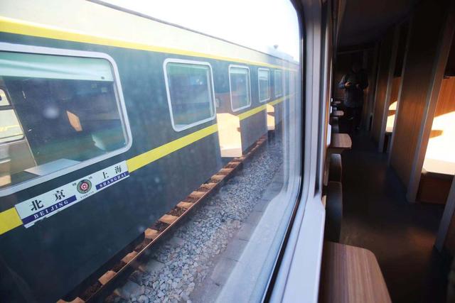 “绿巨人”复兴号开跑京沪线 将逐步替代普速“绿皮车”