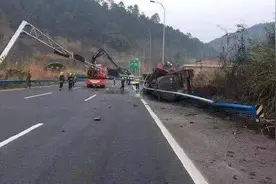 环保人员已抵磷酸车侧翻事故现场 成都二绕将逐步放行视频封面