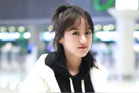 袁冰妍穿白色羊羔绒外套，元气满满清新可爱，是小仙女本人了！图片