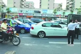 前车突然急刹，后车刹车不及撞上去了！这责任究竟该归谁？图片