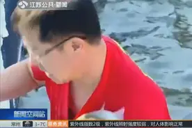 冰面上人山人海，人们纷纷开始打冰洞，这是在干什么？视频封面