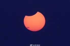 太阳被咬了一口！“日偏食”高清原图请收好~图片