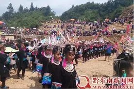 贵州从江：雪月苗女制衣忙图片