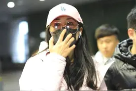 韩雪终于接地气了一回，粉色羽绒服加棒球帽，充满青春少女感！图片