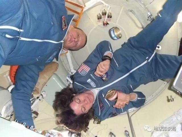 你有没有想过，宇航员在太空该怎么洗澡？