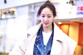 张钧甯气质开挂了，杏色大衣内搭牛仔服，保暖又时尚图片