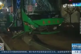 司机突发疾病昏迷，公交车穿越黄线，“砰”的一声撞上路灯杆视频封面