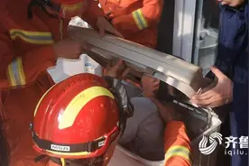 险！临沂一熊孩子独自在家玩耍，被卡洗衣机爬不出图片