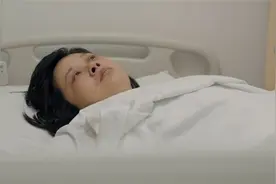剖腹产手术共出了1万毫升的血，为了生儿子连命都不要，这是伟大吗？视频封面