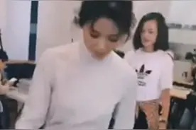 刘涛晒搞笑视频 诠释女演员涂完指甲油后的造型图片