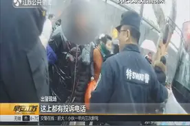 公交车驶离站牌，男子错过竟拦在车前“耍赖”，还冲民警直嚷嚷！视频封面