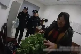 女乘客拒绝安检大闹火车站：我带的青菜会被辐射！真的会影响？视频封面