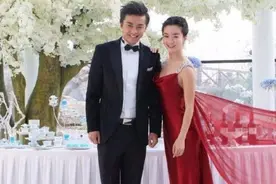 戏里的小燕子嫁给了尔康，越来越漂亮，2人很有夫妻相图片