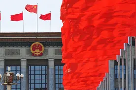人民日报评论员：没有什么能阻挡中国前进的坚定步伐图片