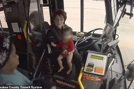 大冬天1岁宝宝身穿单衣光腿赤脚独自“压马路” 所幸被公交司机发现图片