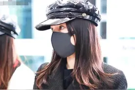 张韶涵穿西装来秀腿 瑜伽裤搭配同色长靴更显腿长图片
