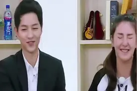 张雨绮坐在宋仲基旁，全程脸红！紧张地不敢打招呼！小女人无疑了视频封面