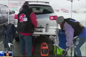 来势汹汹的暴风雪席卷美国中西部，积雪厚度达30厘米 致5人丧生视频封面
