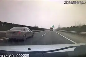 「视频」货车纸箱散落，后方多车急刹，执法车追了5公里视频封面