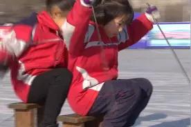 河北承德举行小学生滑冰车比赛普及冰雪运动视频封面