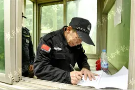 小区保安凌晨借着电动车灯光填写巡查记录感动业主：“你们认真工作的样子真美”图片