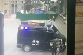 网络疯传贵阳男子挥刀猛砍警车，民警开枪男子倒地？最新辟谣通报来了……视频封面