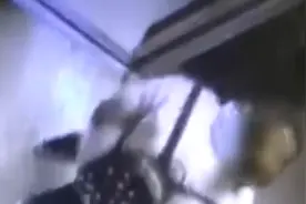 电梯频现尿渍！监控拍到女子内急不雅一幕，物业却说打扫很到位视频封面