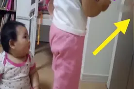 爸爸带娃，女儿成了“智能玩具”，被吓成这样仍不放过，气晕妈妈图片