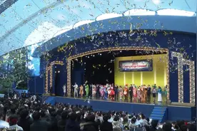 日本青年在米奇的祝福下步入成年