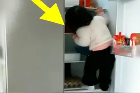 两岁女宝钻冰箱偷喝酸奶，姿势让妈妈乐了：高手！拍给未来女婿看图片