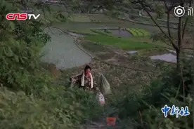 “扁担姐”40年挑坏18根扁担：助20学生考上清华北大