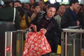 中国铁路总公司负责人：希望也乐见“反向春运”成新趋势视频封面