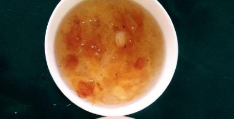 湿气重的人为啥不宜吃桃胶 2026年湿气重的人能吃桃胶吗 湿气重的人为啥不宜吃桃胶 2026年湿气重的人能吃桃胶吗