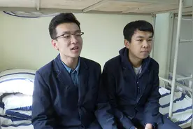 86秒丨济南一高中同宿舍好哥俩同时被剑桥预录取，学霸是如何炼成的？视频封面