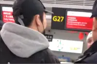 外国人正骂“f*cking china”，孙坚来了视频封面